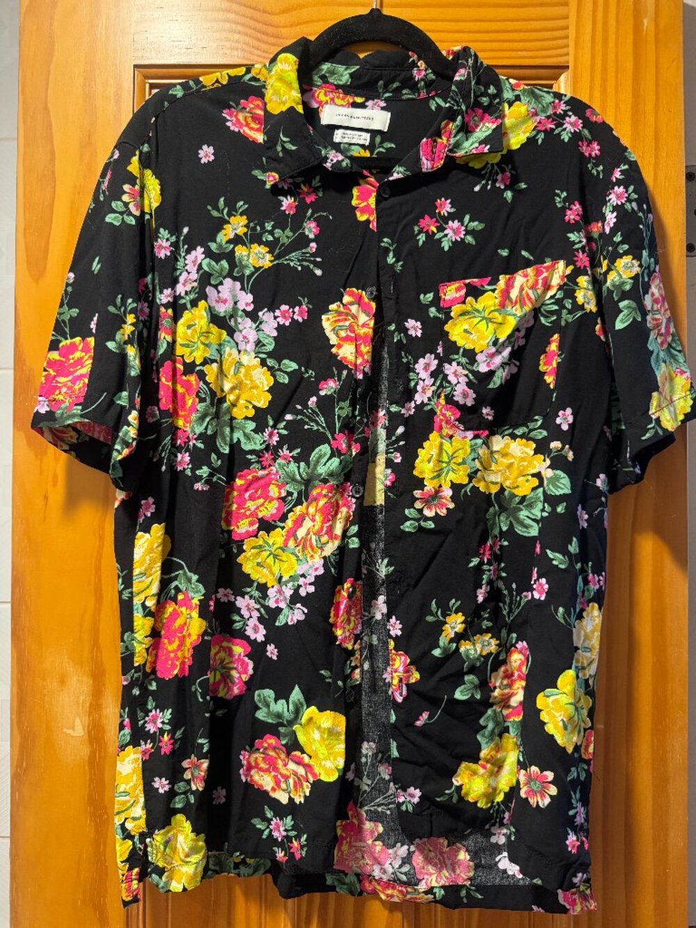 Urban Outfitters Men’s Medium Black Floral Short Sleeve Button Down Shirt